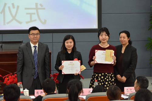 第六届全国口译大赛（英语）重庆赛区复赛一等奖获奖选手白斯航、彭婧瑗。