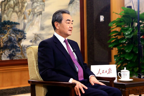 王毅接受《人民日报》记者采访
