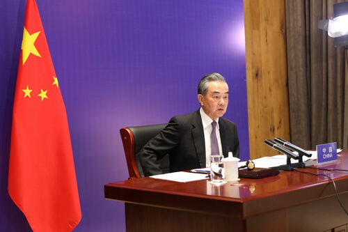 王毅主持联合国安理会巴以冲突问题紧急公开会并致辞