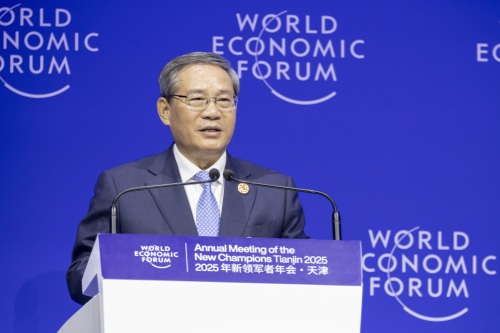 李强出席2025年夏季达沃斯论坛开幕式并致辞