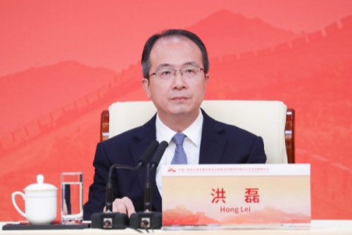 洪磊出席中国人民抗日战争暨世界反法西斯战争胜利80周年纪念活动记者招待会介绍纪念活动筹备进展情况
